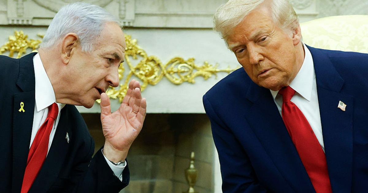 Benjamin Netanyahu conversa con Donald Trump en la Casa Blanca