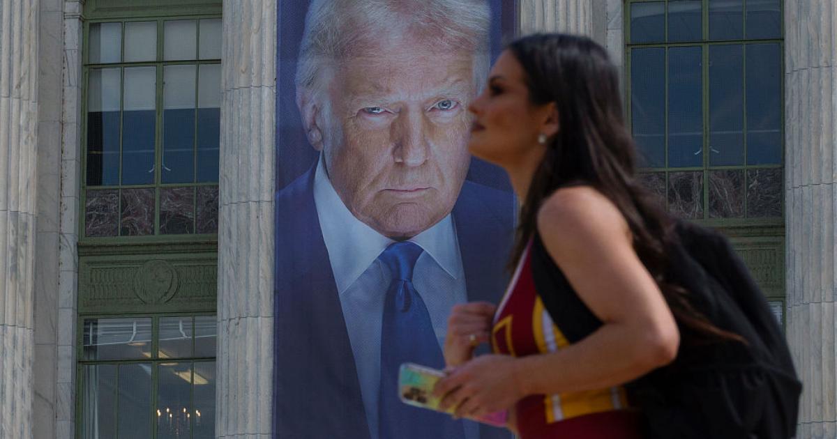 Una lona con un retrato de Donald Trump en la fachada de la sede del Departamento de Agricultura de Estados Unidos.