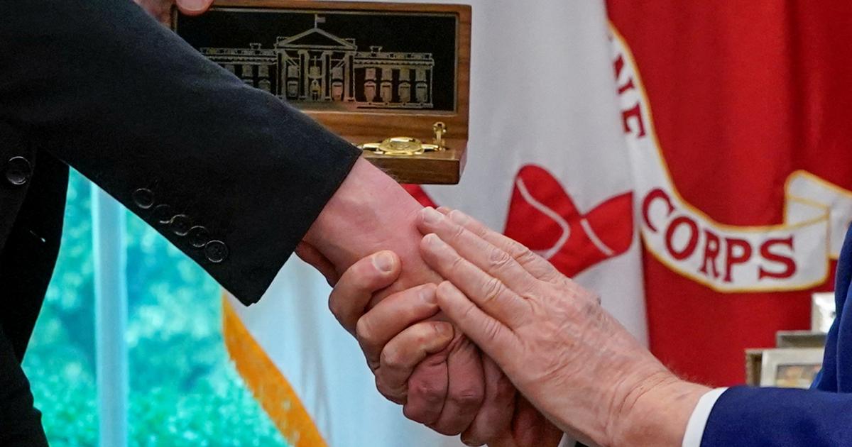 El presidente de EEUU, Donald Trump, estrecha la mano de Elon Musk este viernes en el Despacho Oval de la Casa Blanca.