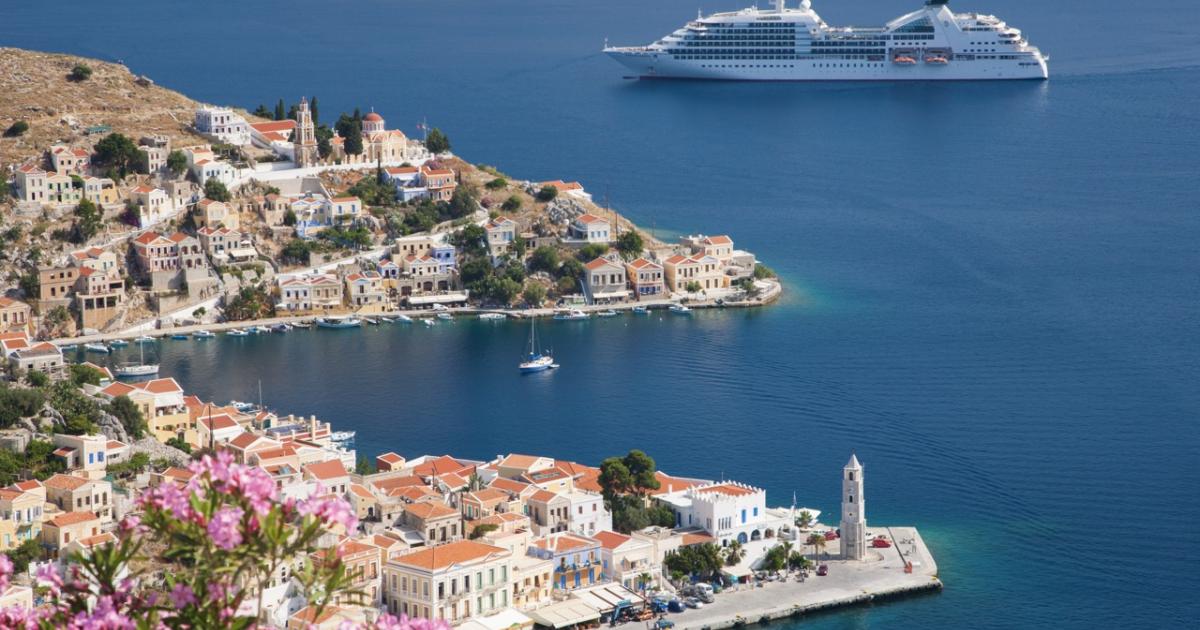 Un crucero pasa por delante de la costa griega.