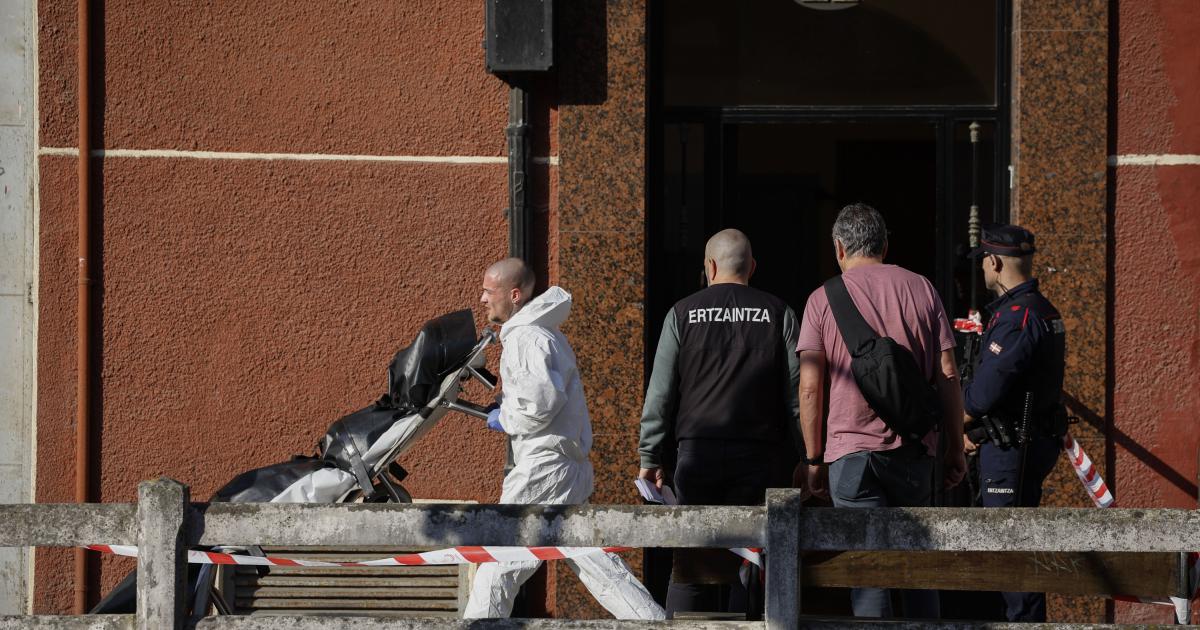 Un hombre y su hija de 13 años han resultado muertos y la madre de la menor herida en un episodio de violencia de género que se ha producido sobre las cinco horas de esta madrugada en su domicilio familiar de Bilbao. Los dos fallecidos presentaban signos de violencia supuestamente por arma blanca, y la madre de la menor y pareja del hombre ha sido trasladada a un centro sanitario para ser atendida de sus heridas. La Ertzaintza se ha hecho cargo de la investigación y se encuentra en el lugar de los hechos practicando diferentes diligencias.