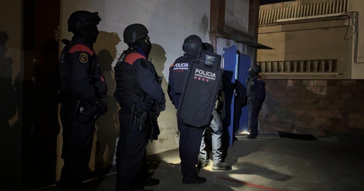 Agentes de los Mossos d'Esquadra, antes de uno de los registros practicados en el macro operativo contra redes de tráfico de drogas y armas.
