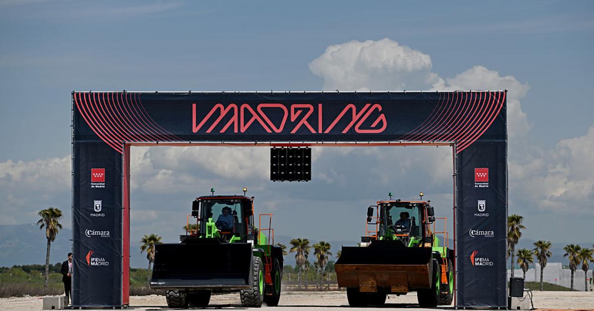 Imagen de archivo de vehículos pesados, durante la presentación del proyecto del circuito MADRING, destinado a albergar el Gran Premio de Fórmula 1 de la capital española.