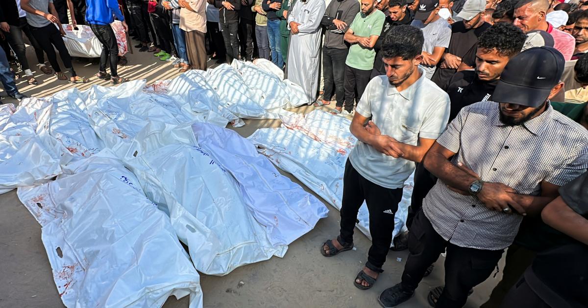 Varios de los cadáveres de los, al menos 27 palestinos muertos bajo fuego del Ejército israelí, cuando se dirigían a los puntos de distribución de ayuda humanitaria en Al Mawasi, Rafá (Gaza).