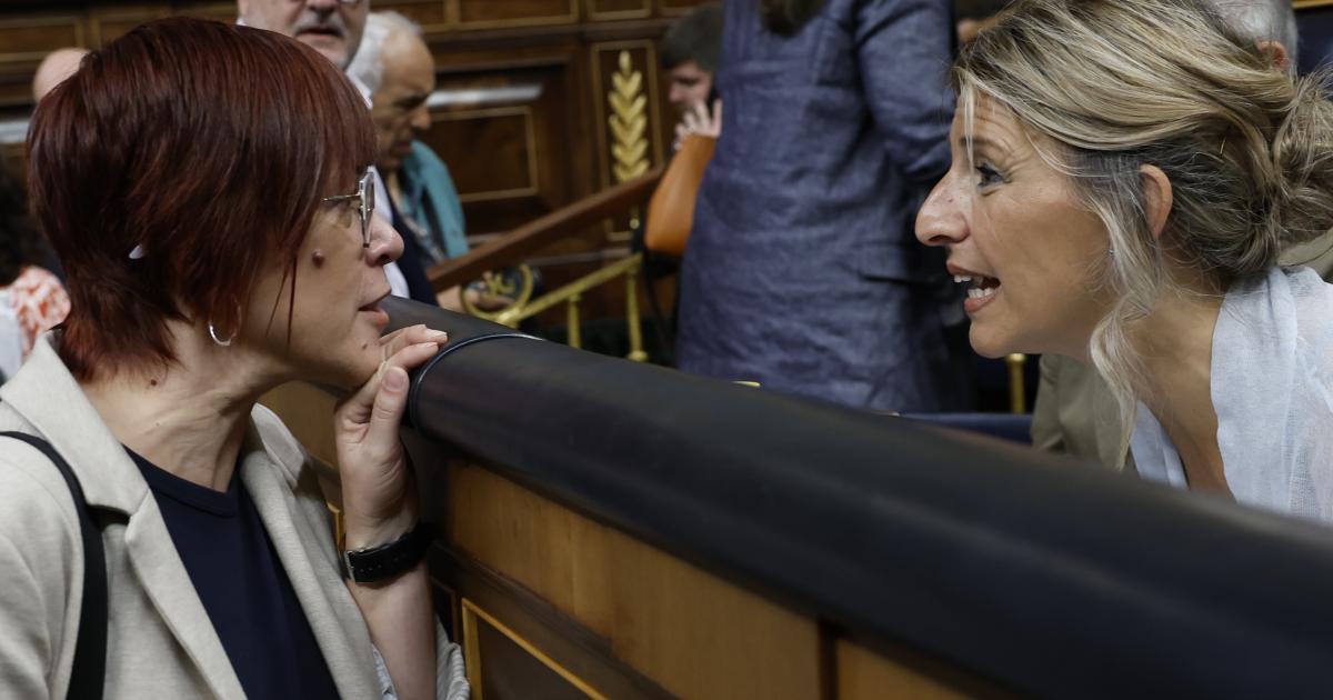 La vicepresidenta segunda y Ministra de Trabajo y Economía Social, Yolanda Díaz conversa con la diputada de Sumar Águeda Micó antes del inicio de la sesión de control.