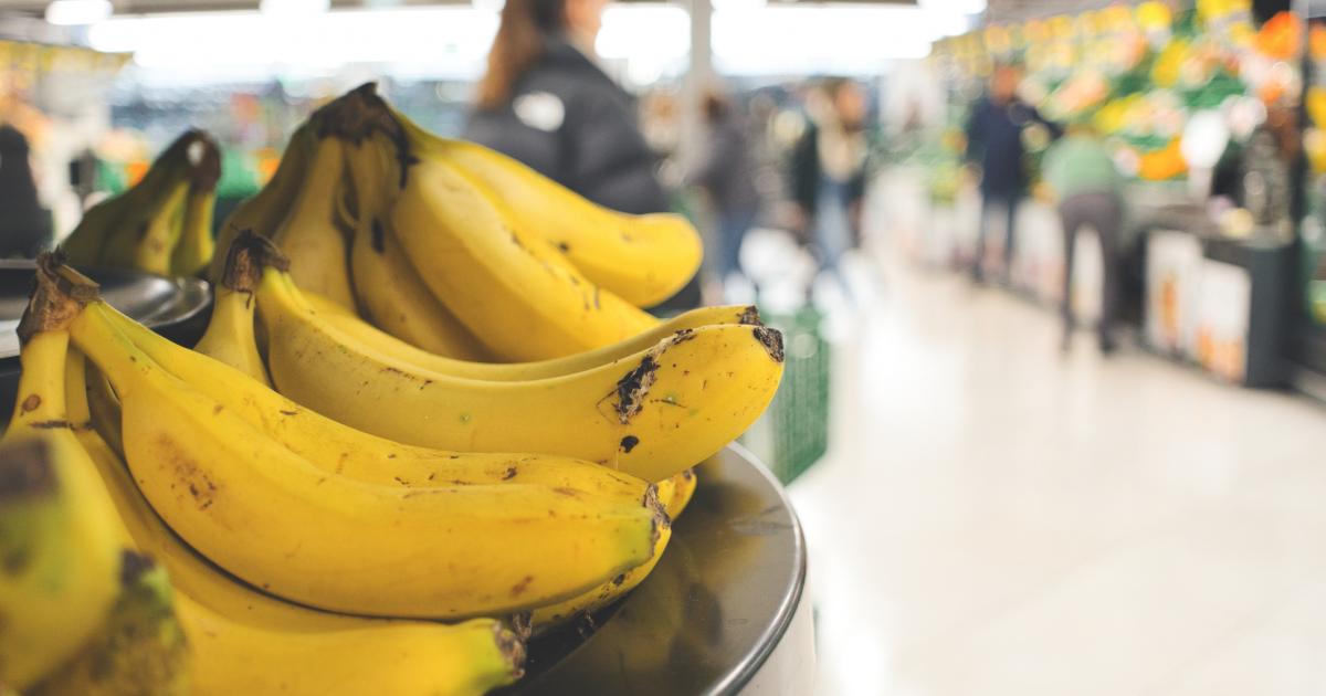 Imagen de archivo de unos plátanos en un supermercado.