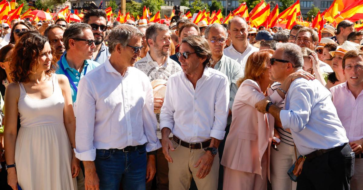 El líder del PP, Alberto Núñez Feijóo (2i), junto a la presidenta de la Comunidad de Madrid, Isabel Díaz Ayuso (i), y el expresidente del Gobierno José María Aznar (3i), durante la manifestación convocada por el PP