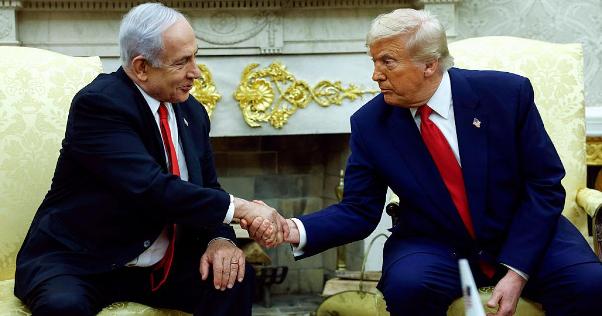 Netanyahu y Trump se dan la mano en un encuentro reciente en la Casa Blanca
