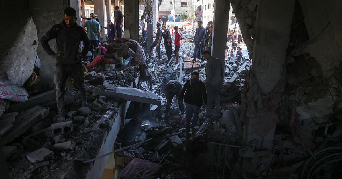 Escombros tras un bombardeo en un edificio en Gaza
