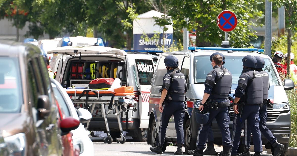 Personal de emergencias y policía austríaca, durante el dispositivo tras el ataque en un instituto de Graz, Austria.