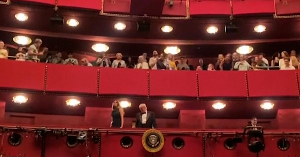 Donald Trump, junto a la primera dama, Melania; en el palco del Kennedy Center, para presenciar el musical de 'Los miserables'.