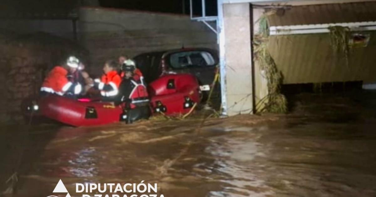 Bomberos de la Diputación de Zaragoza rescatan a ciudadanos con una balsa tras las inundaciones por las fuertes lluvias en Azuara y Letux.