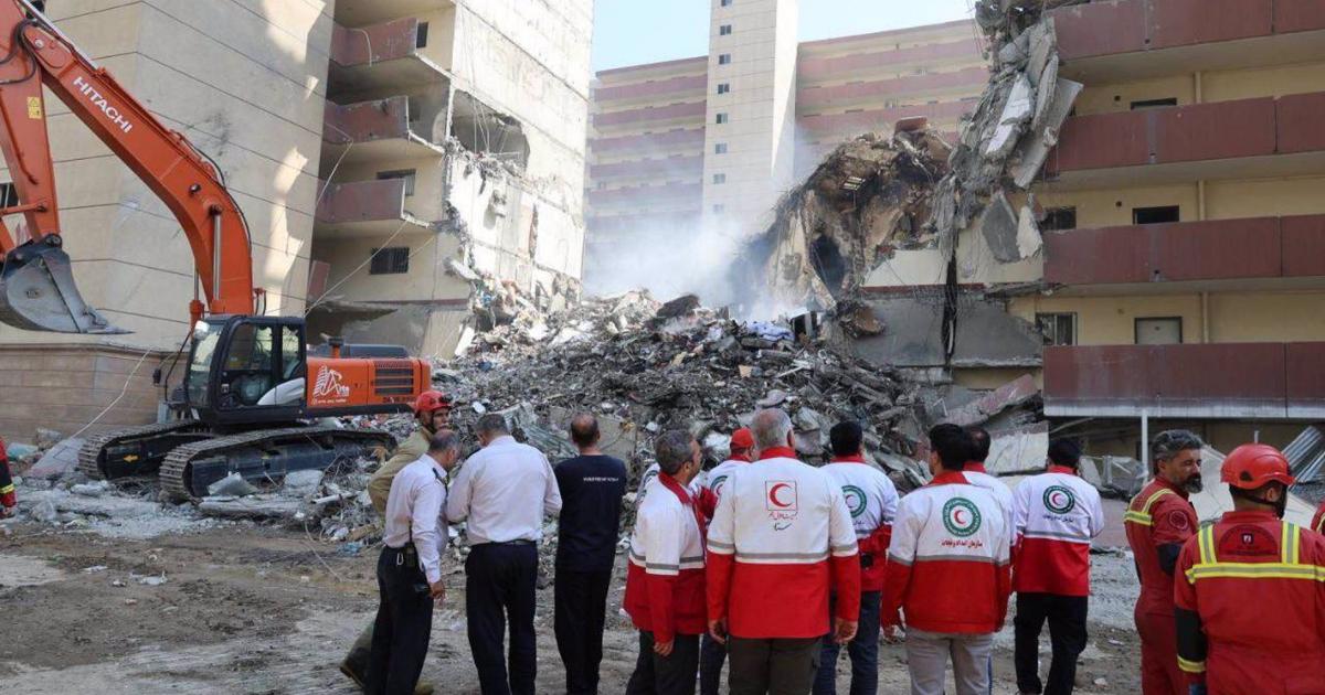 Servicios de rescate atienden a víctimas de un bombardeo israelí contra Teherán (Irán)