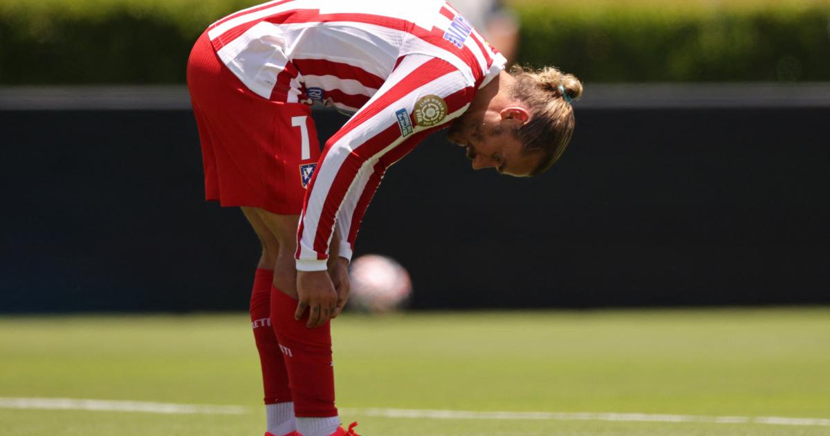 Antoine Griezman se ajusta las medias tras encajar uno de los goles del PSG en el debut del Atlético de Madrid en el Mundialito de Clubes