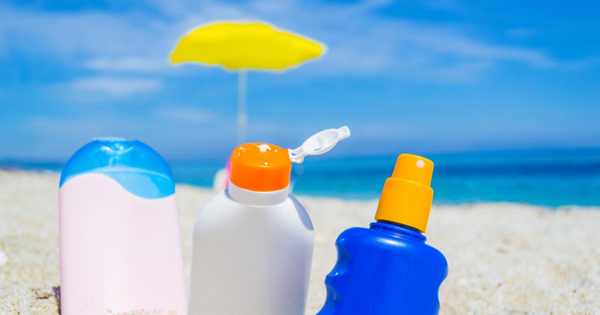 Imagen de archivo de unos botes de protector solar.