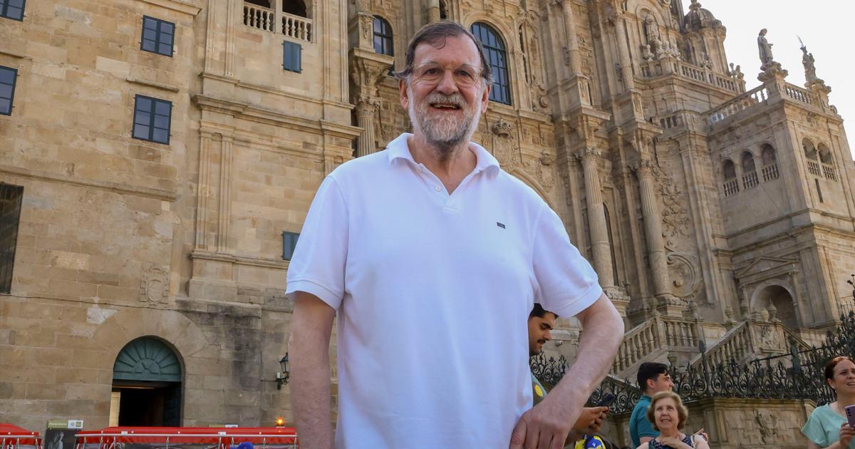 El expresidente del Gobierno Mariano Rajoy, a su llegada a la praza de O Obradoiro, tras completar el Camiño de Santiago en la ruta francesa junto a su hermano y a su hijo.