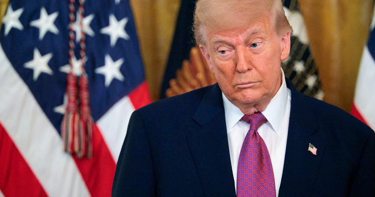 Donald Trump, en un extraño gesto durante una comparecencia