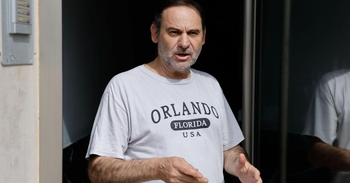 El exministro José Luis Ábalos, tras un registro de la UCO en su domicilio en València.