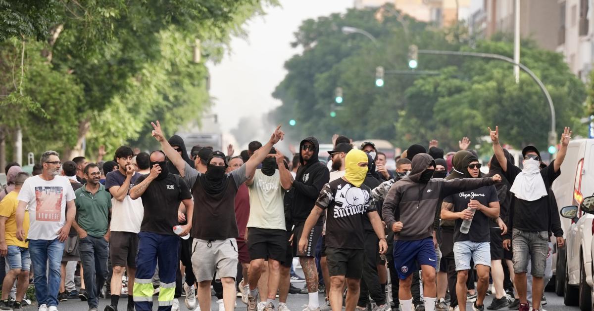 Las primeras horas de la huelga del metal en la provincia de Cádiz se están viviendo con la quema de barricadas en las carreteras, cortes de tráfico que han ocasionado importantes atascos en Puerto Real, y la interrupción de la circulación ferroviaria tanto de acceso como de salida a la bahía gaditana.