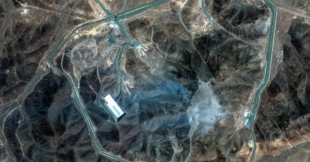 Imagen satelital de las instalaciones nucleares iraníes de Fordow, tras el ataque coin bombarderos B2 Spirit de EEUU.