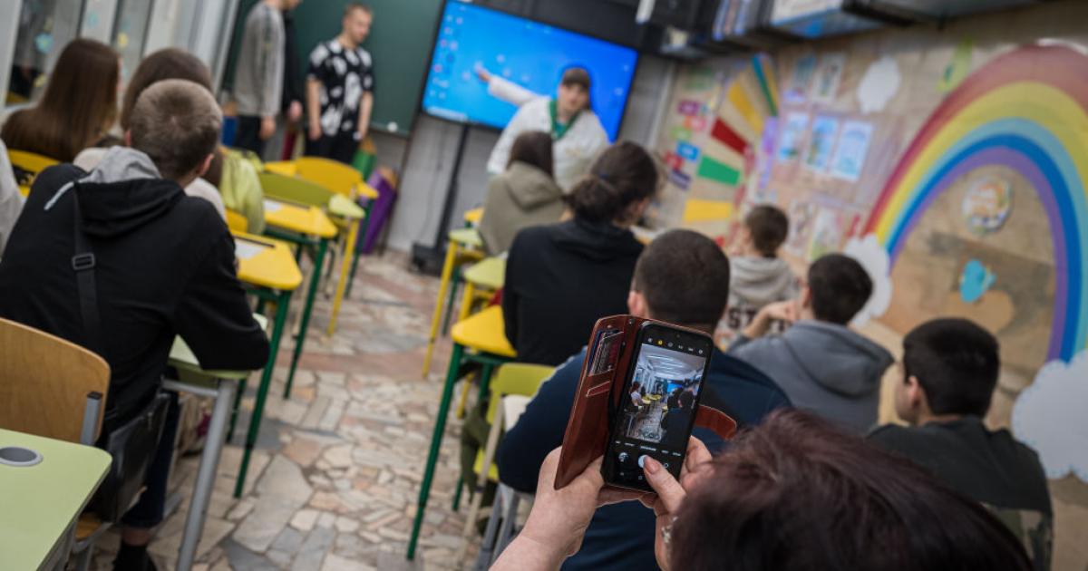 Un adolescente ucraniano graba con su móvil un instante de su clase.