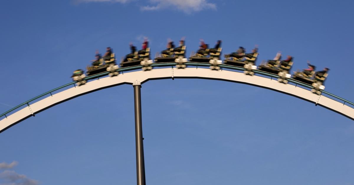 Gente subida a una montaña rusa.