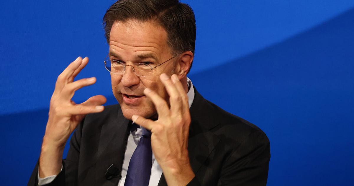 Mark Rutte gesticula en una conferencia previa a la cumbre de la OTAN