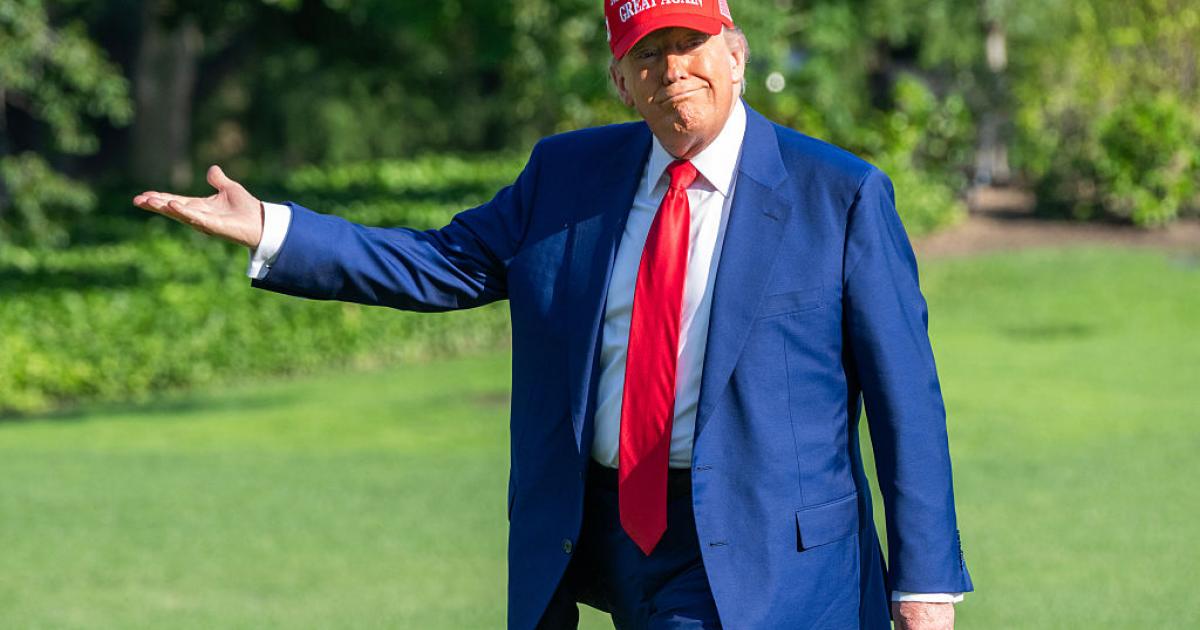 Donald Trump gesticula al llegar a la Casa Blanca