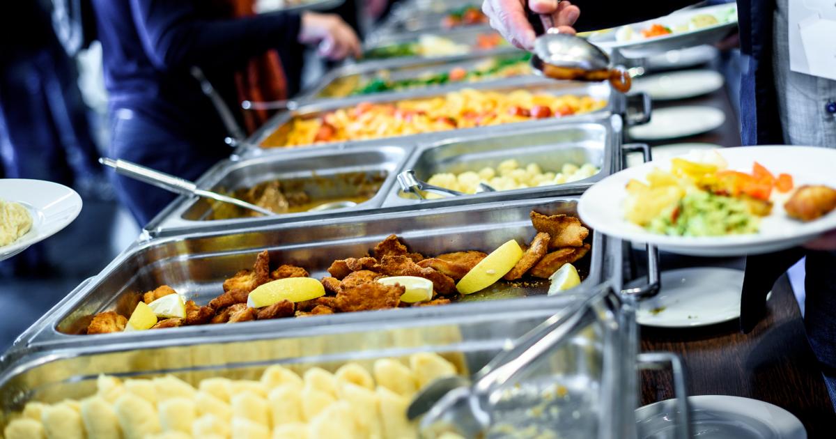 Imagen de archivo de bandejas en un buffet libre.