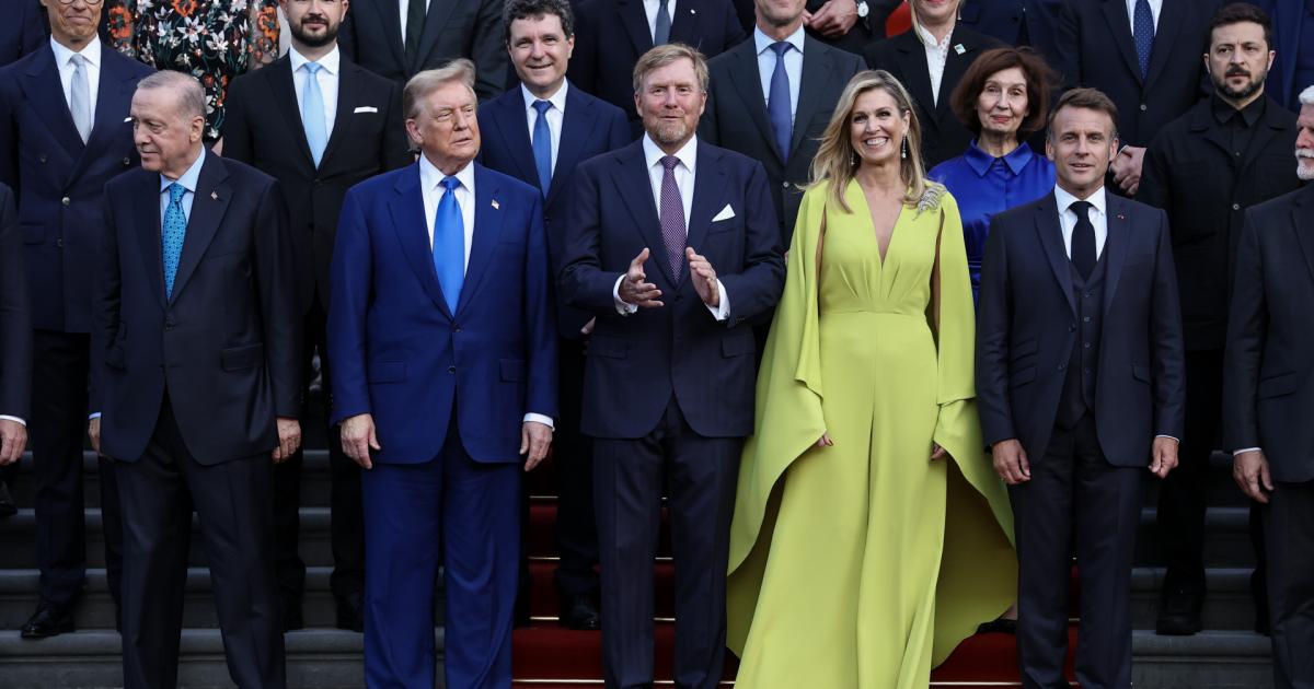 Máxima de Holanda, en la foto de familia de la Cumbre de la OTAN en La Haya el 24 de junio de 2025.