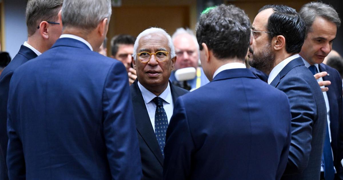 El presidente del Consejo, Antonio Costa, rodeado de líderes europeos en la cumbre en Bruselas.