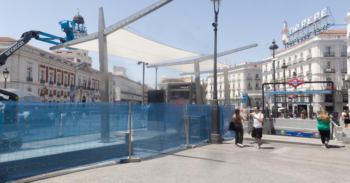 Los toldos que el Ayuntamiento de Madrid está instalando en la Puerta del Sol de Madrid.