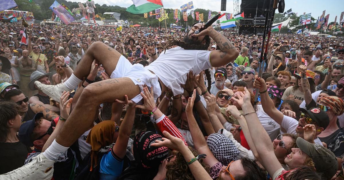 El cantante Bobby Vylan, del dúo punk Bob Vylan en su concierto de Glastonbury.