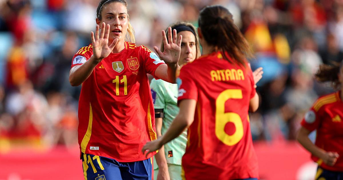 Alexia Putellas y Aitana Bonmatí celebran un gol de España