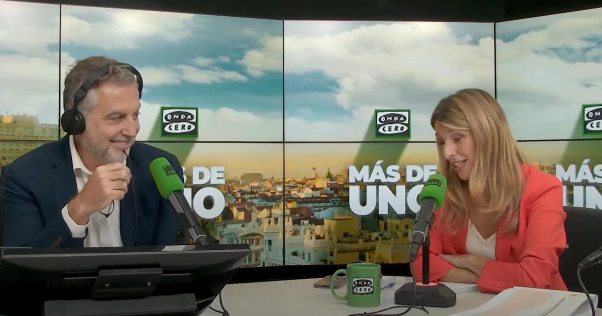 El periodista y director de 'Más de uno', Carlos Alsina; y la vicepresidenta segunda del Gobierno, Yolanda Díaz; en el plató de Onda Cero.