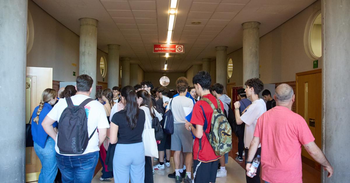 Grupo de estudiantes antes de presentarse a la evau.