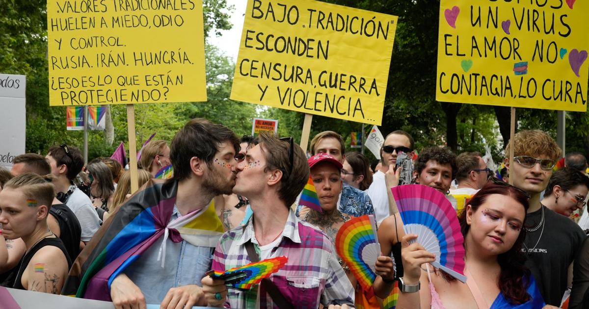 Participantes en la gran marcha del Orgullo 2025 que recorre hoy sábado las calles de Madrid.