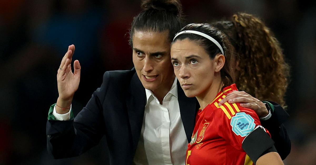 Montse Tomé da indicaciones a Aitana Bonmatí antes de jugar sus primeros minutos de la Eurocopa 2025 ante Portugal.
