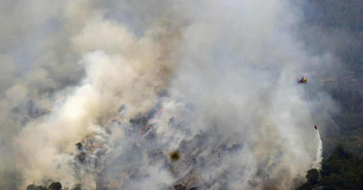 El fuego y el humo atacan Alfara de Carles (Tarragona)