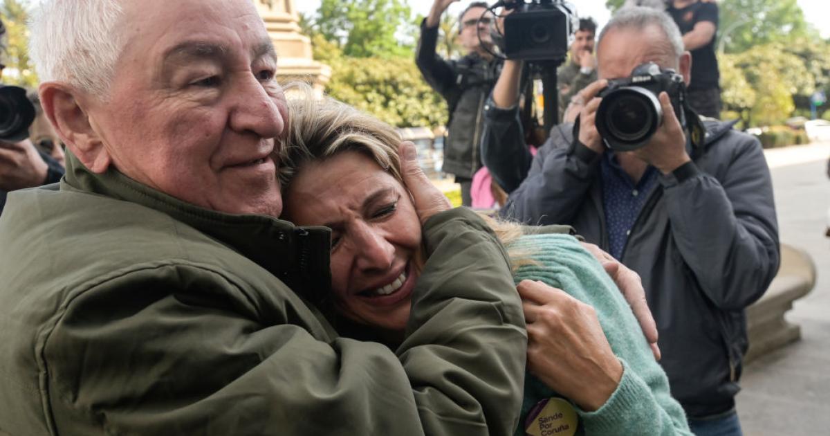 Suso Díaz abraza a su hija, Yolanda Díaz, en un mitin de Sumar en A Coruña.
