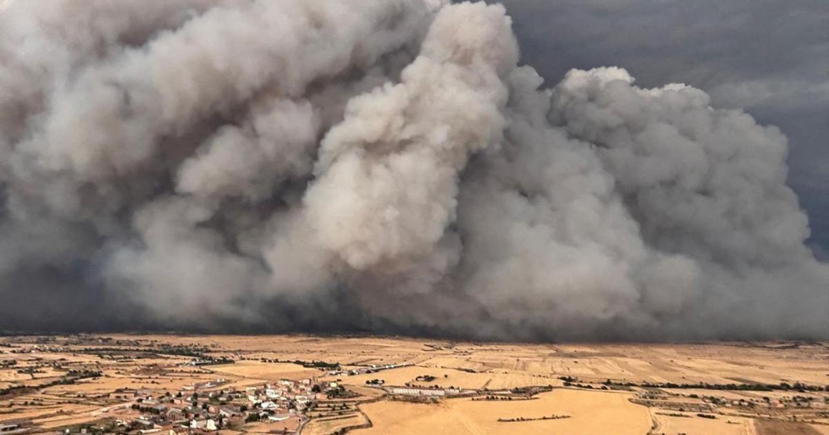 Una inmensa columna de humo en el voraz incendio en Torrefeta i Florejacs (Lleida), donde perdieron la vida dos trabajadores del campo.