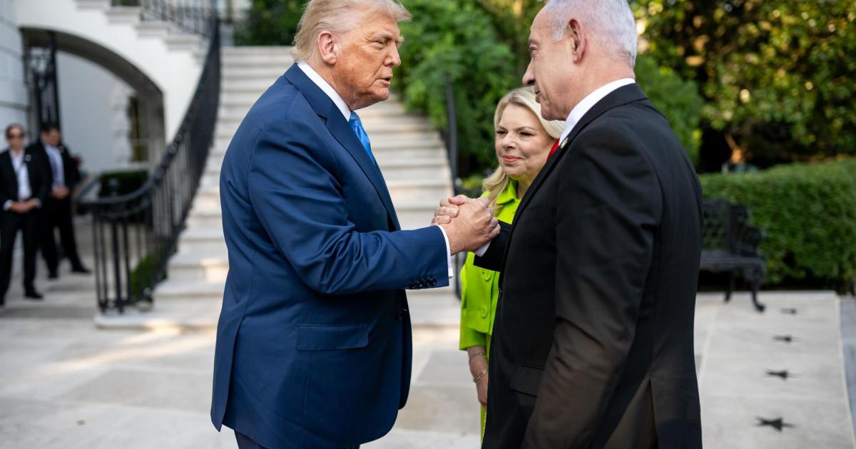 El presidente de EEUU, Donald Trump, recibe al primer ministro de Israel, Benjamin Netanyahu, y a la esposa de éste en la Casa Blanca