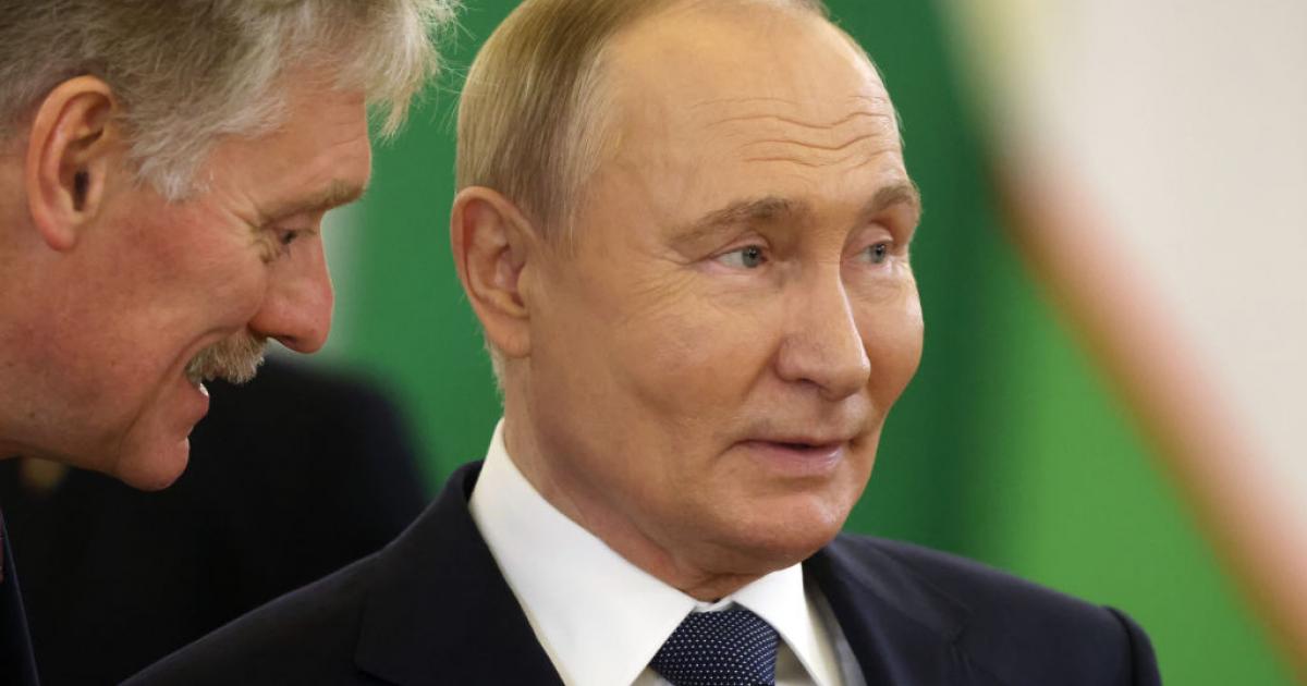 Dimitri Peskov conversa con Vladimir Putin
