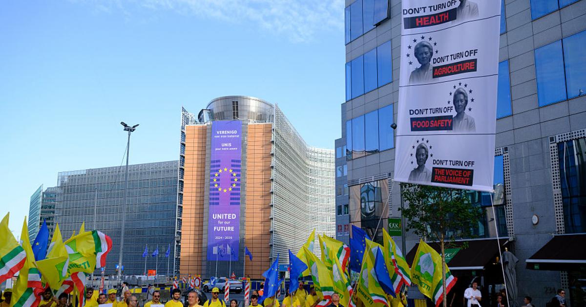 Protestas de agricultores y ganaderos a las puertas de la Comisión Europea esta semana ante el temor de que la UE reduzca los fondos para el sector primario