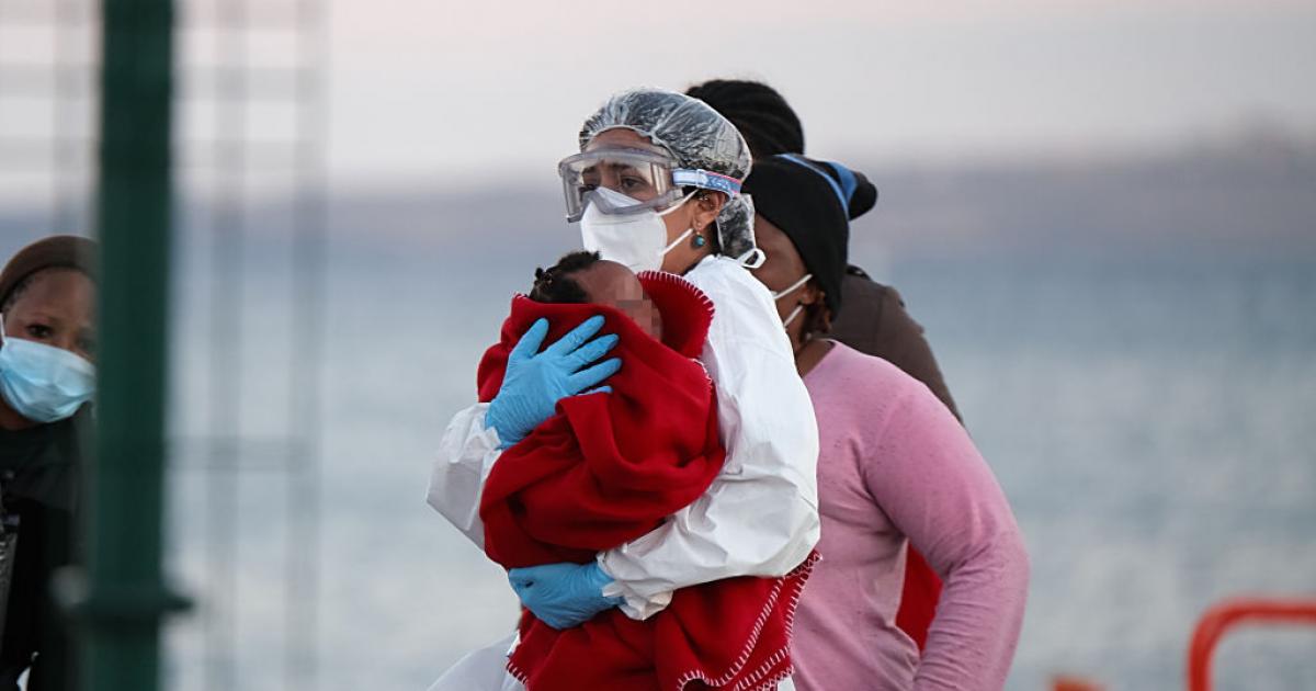 Un menor recibe asistencia después de llegar en patera a Canarias.