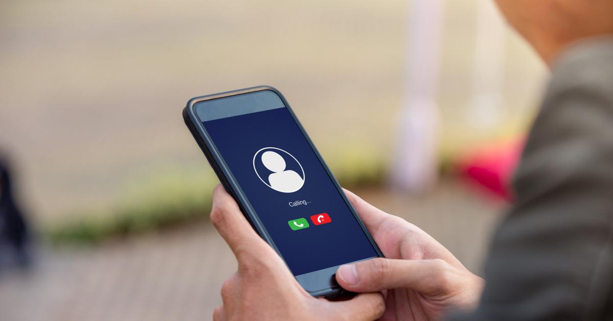 Una persona haciendo una llamada en una imagen de archivo