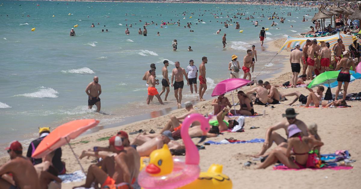 Turistas disfrutan de un día soleada en la playa de El Arenal, en Mallorca