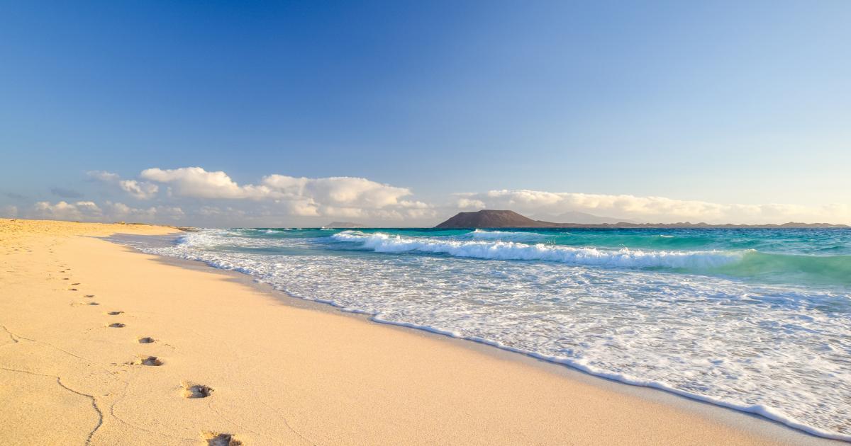 Vistas de las islas de Lobos y Lanzarote desde Corralejo, en Fuerteventura.