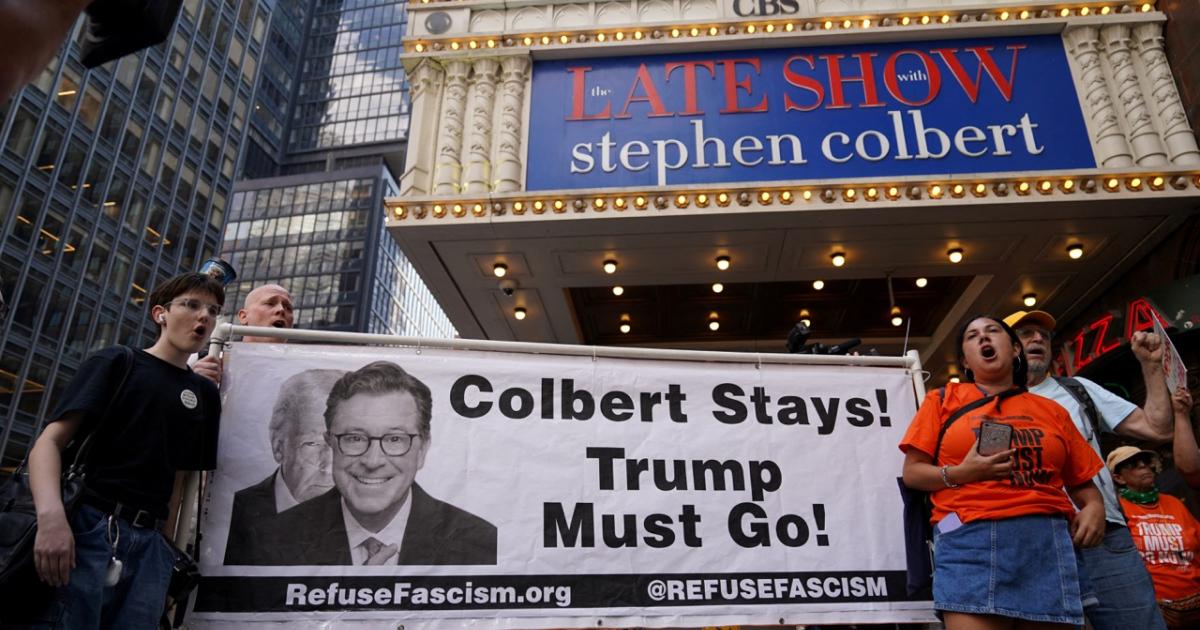Protesta en Nueva York por la cancelación de The Late Show. En la pancarta se lee: “Colbert se queda, Trump debe irse”.