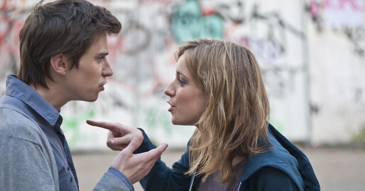 Una pareja discutiendo.